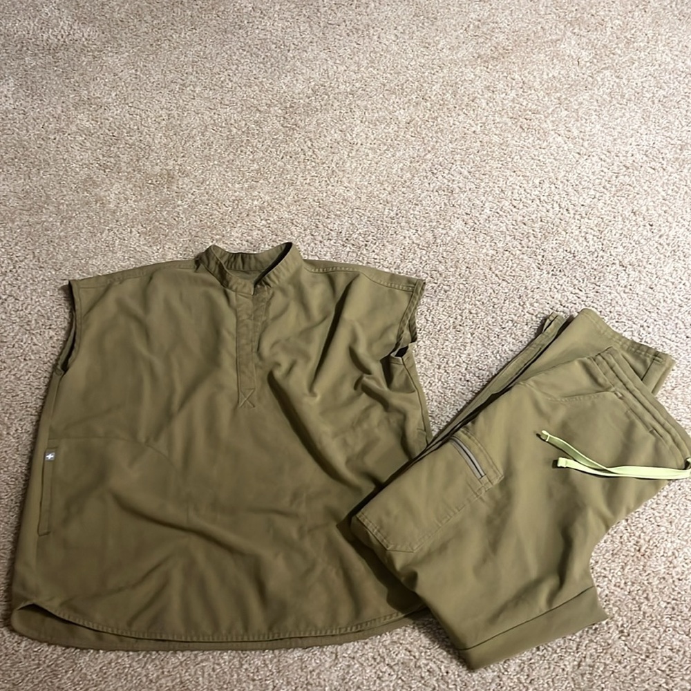 Figs Martini Olive Rafaela Oversize Scrub Top S and Yola Skinny Scrub Pants M